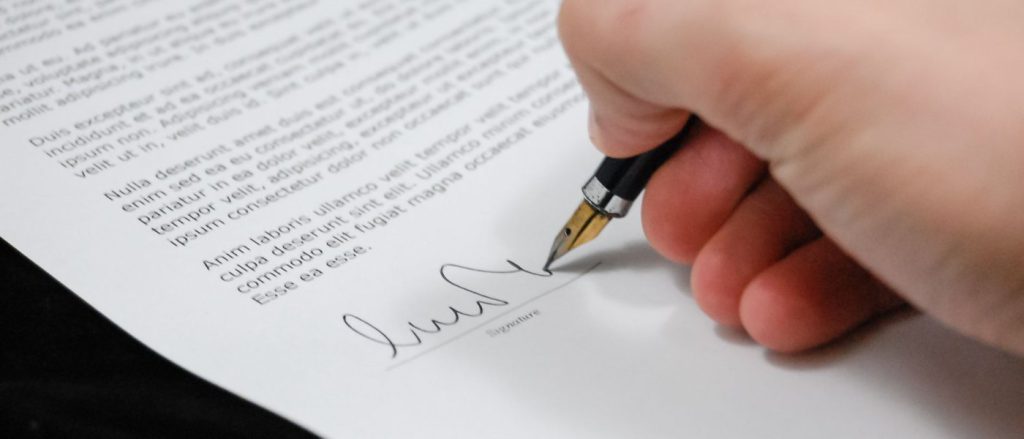 Stylo plume ou stylo bille : que choisir pour signer et annoter ?